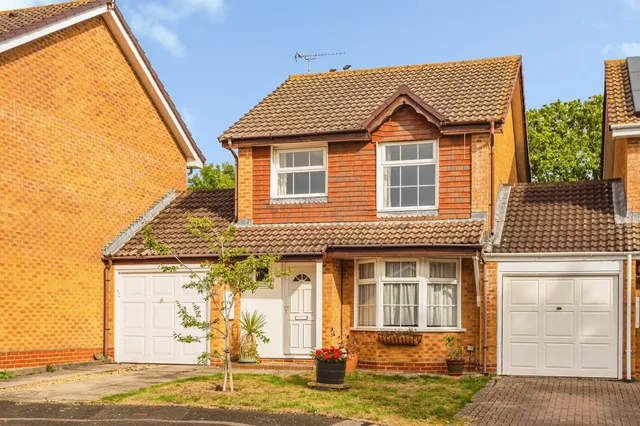 Langridge Way, Burgess Hill, photo 1