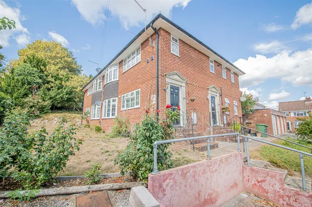 Chestnut Avenue, Chandler's Ford, Eastleigh, SO53 3HN, photo 1