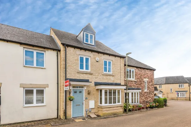 Blackthorn Mews, Carterton, photo 1