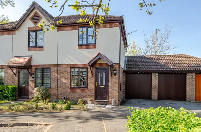 Lucas Green Road, West End, Woking, Surrey, GU24 9LU, photo 1