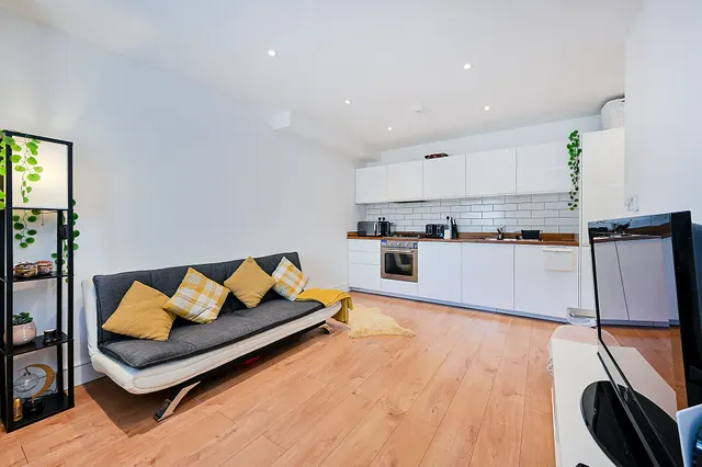 238 Tolworth Rise South, Surbiton, photo 1