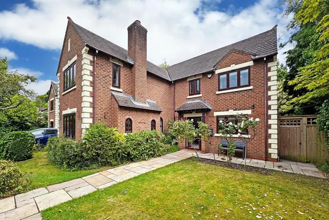 Bishops Close, Bowdon, Cheshire WA14 3NB, photo 1