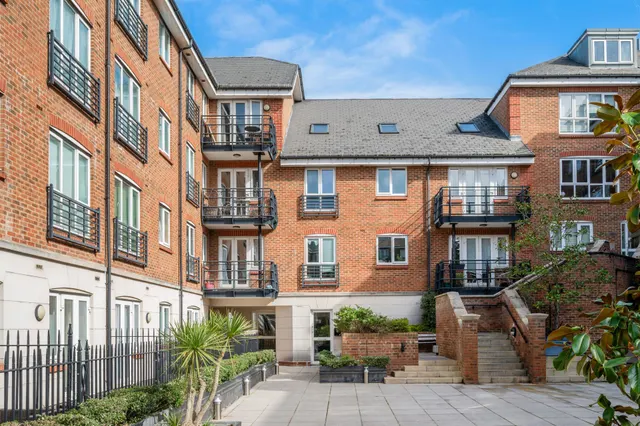 High Street, TW8, photo 1