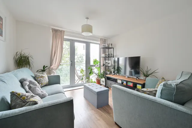 Photo 2 — 42 Wilmington Close, Watford