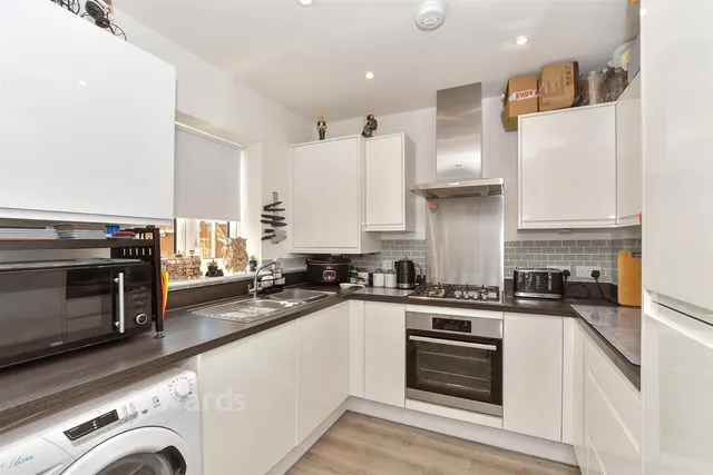 Dumbrell Drive, Paddock Wood, TN12, photo 2
