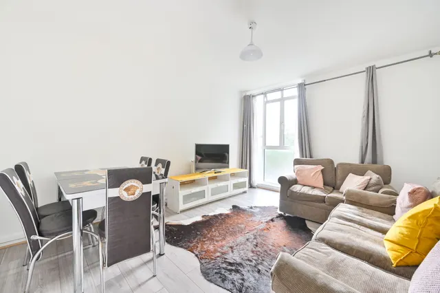 18 Pembroke House, Hallfield Estate, London, photo 1