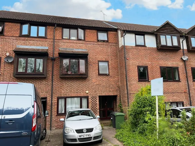 Honeysuckle Close, Winchester, SO22, photo 1