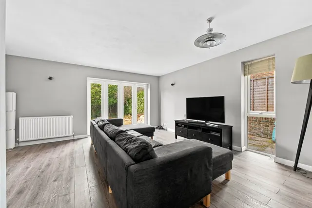 Miller Road, Guildford, GU4, photo 2