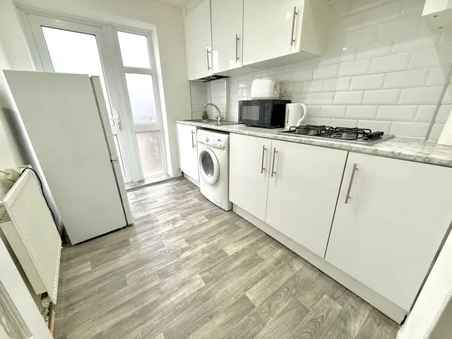 Photo 3 — Chiltern Road, Dunstable LU6 1EP