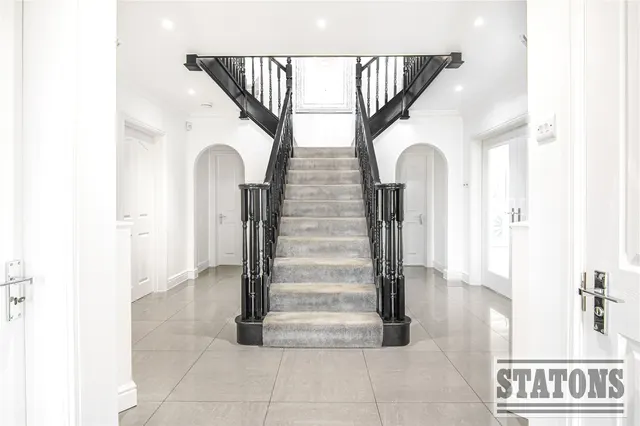 Photo 3 — Bluebell Drive, Goffs Oak, Hertfordshire, EN7 6SA