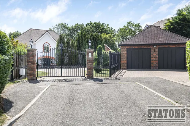 Photo 2 — Bluebell Drive, Goffs Oak, Hertfordshire, EN7 6SA