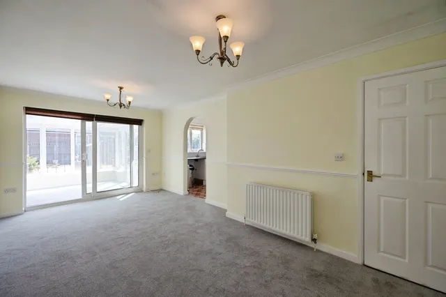 Wheatlands Avenue, Hayling Island, PO11, photo 2