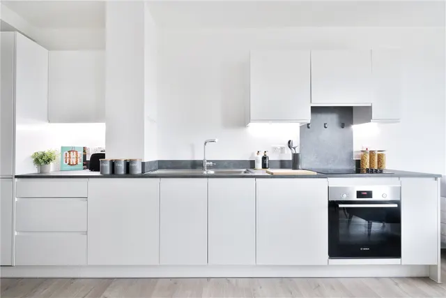 Heartwell Avenue, London, E16, photo 2