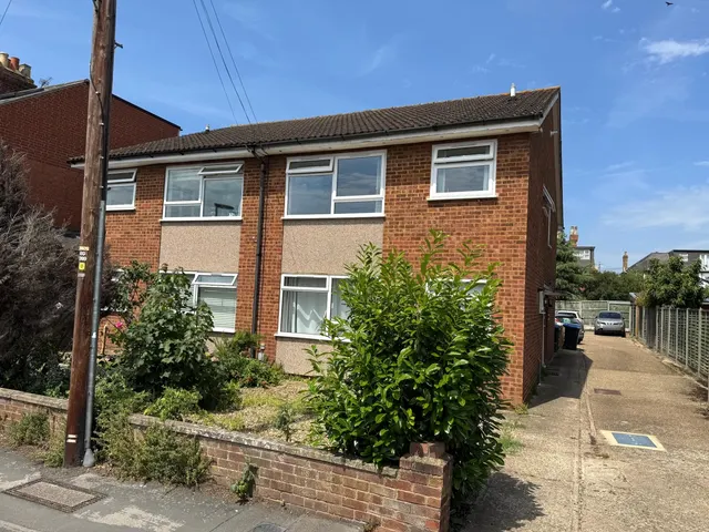 Queens Road, Surrey Egham, TW20, photo 1