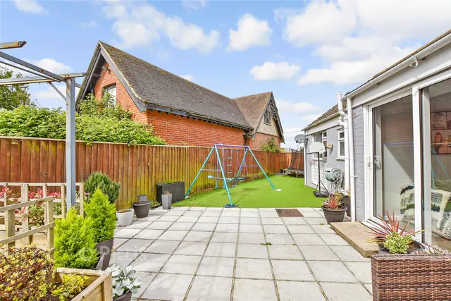 Martine Close, Freshwater, PO40, photo 2