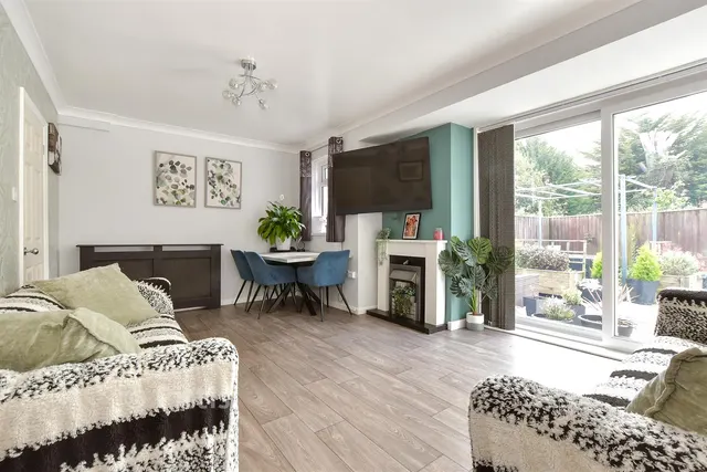 Martine Close, Freshwater, PO40, photo 3