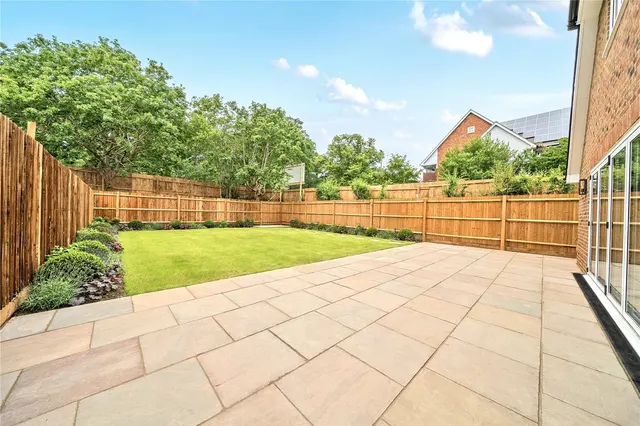 Photo 3 — Potters Farm Close, BR2