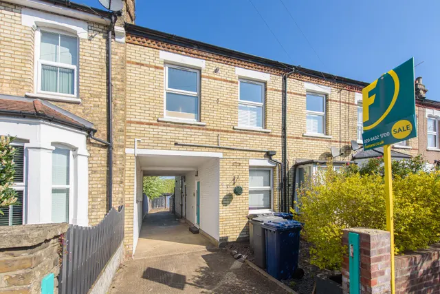 10a, Holly Park Road, London, photo 1