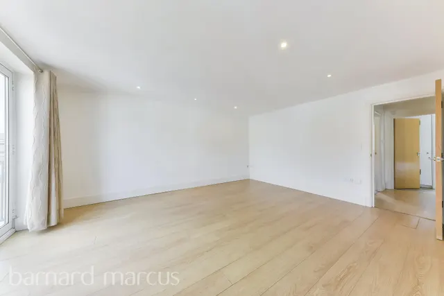 Brighton Road, Surbiton, photo 1