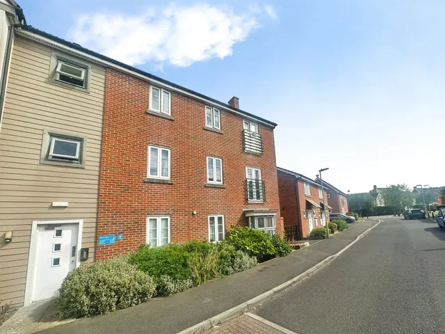 Egerton Drive, Basingstoke, Hampshire, RG24 9FG, photo 1