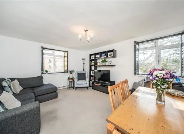Wandsworth Road, SW8, photo 1