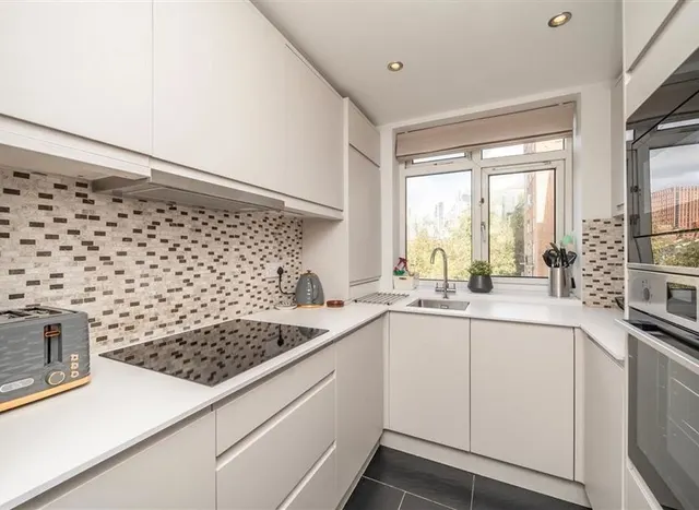 Wandsworth Road, SW8, photo 3