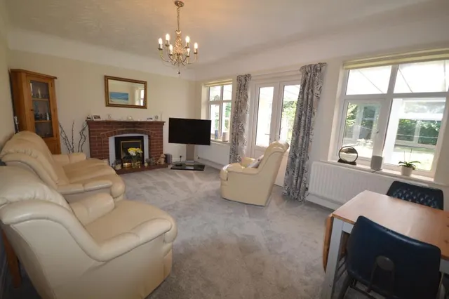 Priorslee Road, Snedshill, photo 3