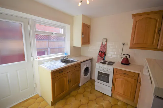 Ffordd Cynan, Wrexham, LL12, photo 2