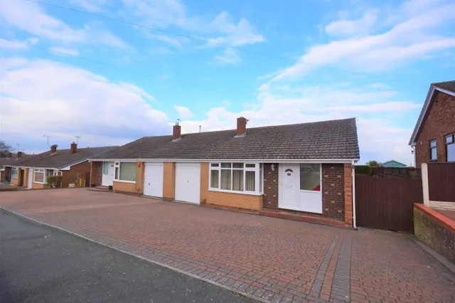 Ffordd Cynan, Wrexham, LL12, photo 1