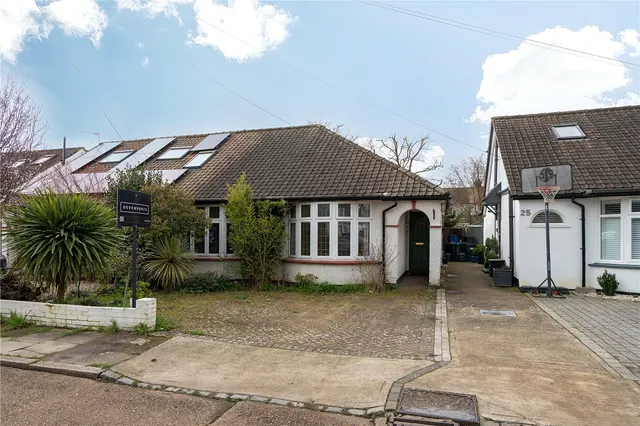 Cleveland Avenue, Hampton, TW12 2RD, photo 1