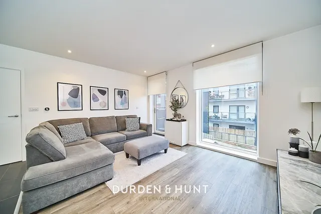 Larch Place, Violet Court, RM3, photo 3