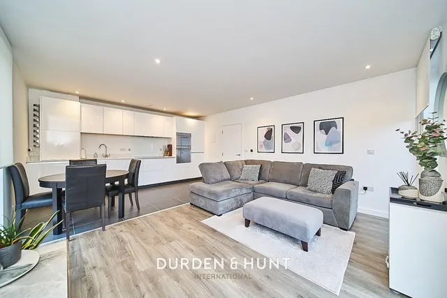 Larch Place, Violet Court, RM3, photo 2