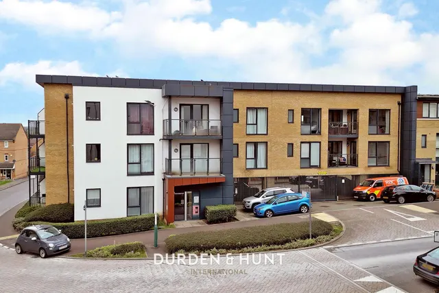 Larch Place, Violet Court, RM3, photo 1