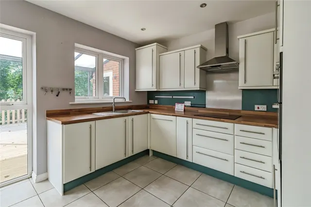 Consort Gardens, East Cowes, PO32, photo 2