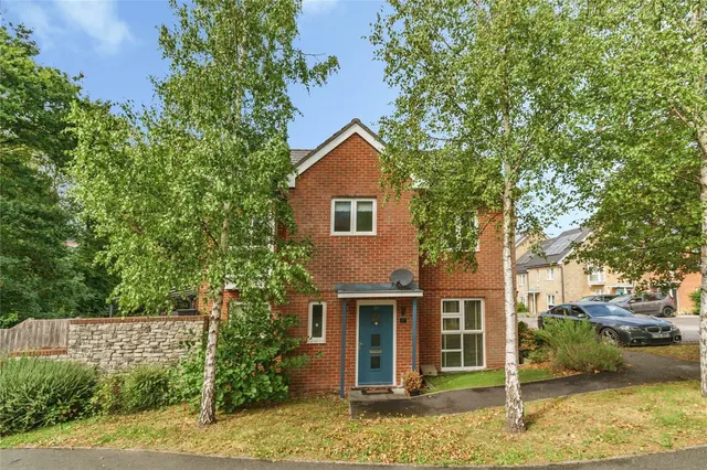 Consort Gardens, East Cowes, PO32, photo 1
