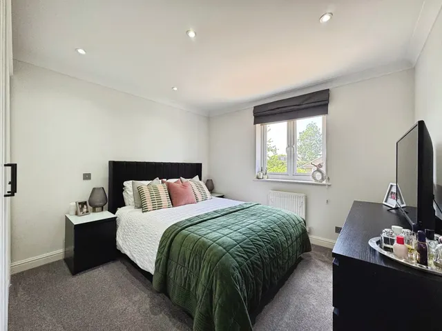 Grenville Place, Monarchs Court, NW7, photo 3