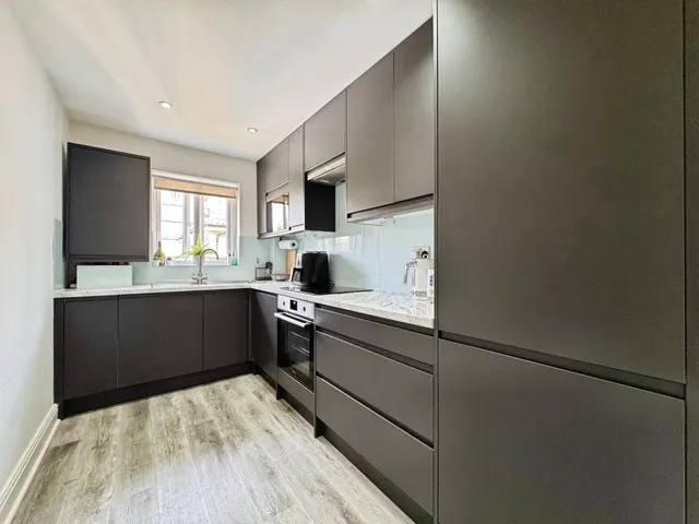 Grenville Place, Monarchs Court, NW7, photo 2