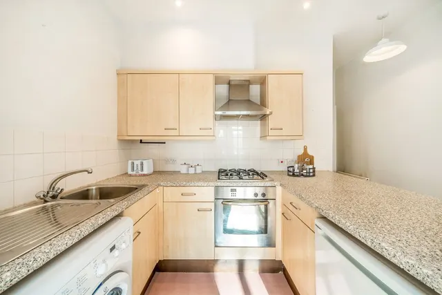 High Street, TW12, photo 2