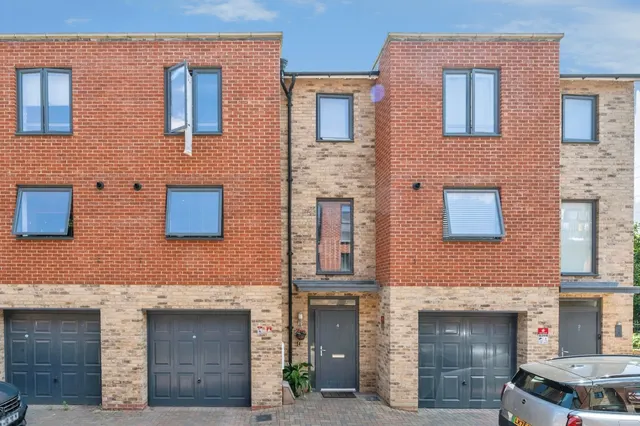 Library Crescent, Rainham, RM13, photo 1