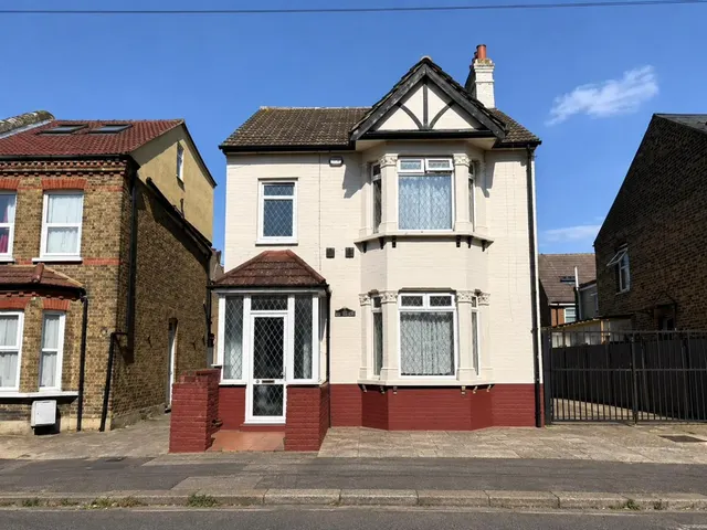 Detached For SaleCromwell Road, Hounslow, TW3, photo 1