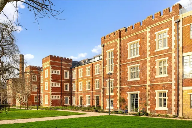 St. George's Gardens, London, SW17, photo 1