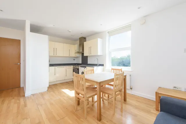 Photo 3 — Flat 11, Brent View House, London
