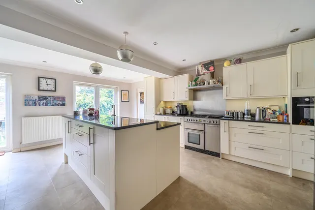 Photo 3 — Dove House Green, Weybridge, KT13