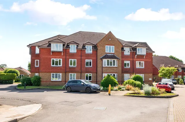 Summers Road, Farncombe, GU7, photo 1