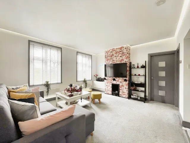 Cressingham Road, Edgware, HA8, photo 1
