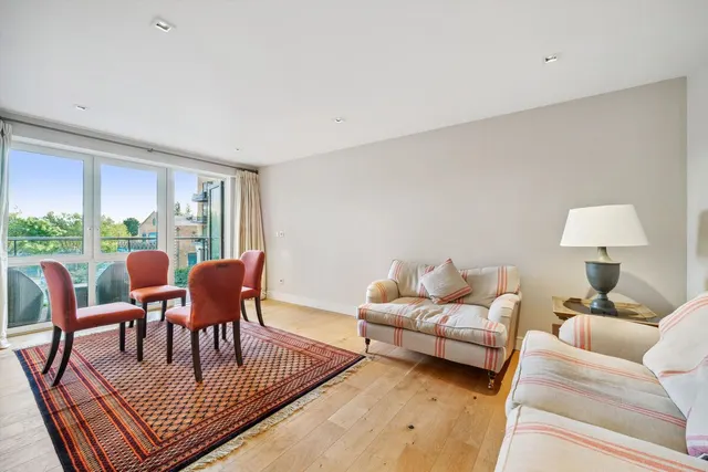 Kew Bridge Road, Brentford, TW8, photo 3
