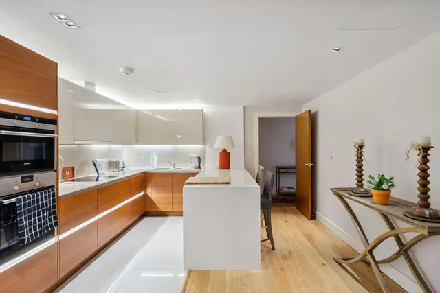 Kew Bridge Road, Brentford, TW8, photo 2