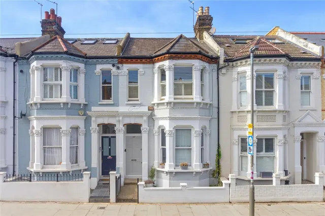 2 bedroom flat, Sugden Road, London, SW11