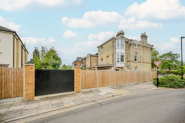 Photo 2 — 86 Finsbury Road, London