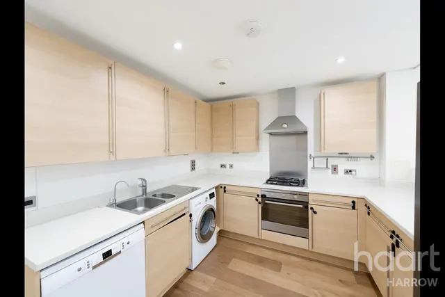 Douglas Close, HA7, photo 3